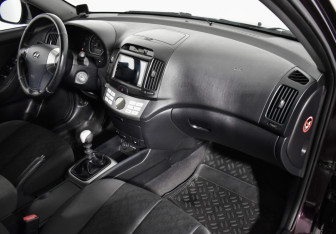 Подержанный автомобиль Hyundai Elantra Sedan 2011 года (11 фото)