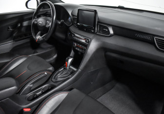 Подержанный автомобиль Hyundai Veloster 2018 года (13 фото)