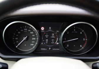 Подержанный автомобиль Land Rover Discovery 2017 года (14 фото)