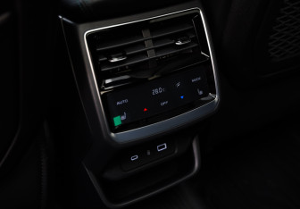 Подержанный автомобиль Geely Monjaro 2025 года (27 фото)