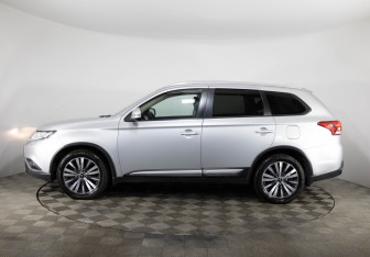 Подержанный автомобиль Mitsubishi Outlander 2019 года (8 фото)