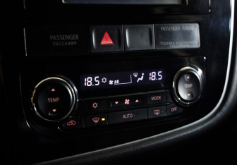 Подержанный автомобиль Mitsubishi Outlander 2012 года (13 фото)