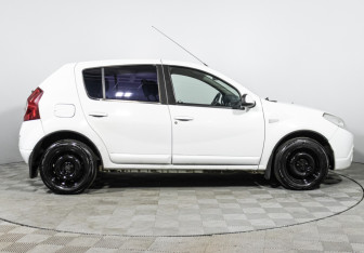 Подержанный автомобиль Renault Sandero 2011 года (4 фото)