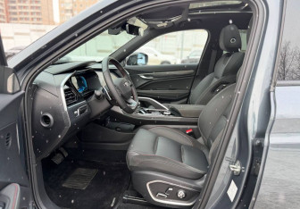 Подержанный автомобиль Geely Tugella 2023 года (10 фото)