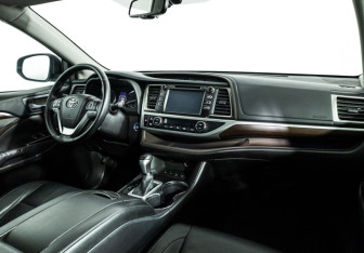 Подержанный автомобиль Toyota Highlander 2014 года (9 фото)