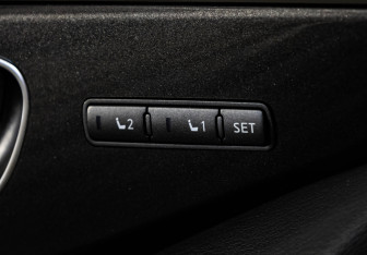 Подержанный автомобиль Infiniti Q50 2016 года (25 фото)