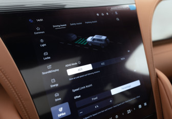 Подержанный автомобиль BYD Yangwang U8 2023 года (31 фото)