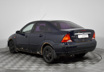 Подержанный автомобиль Ford Focus Sedan 2004 года (7 фото)