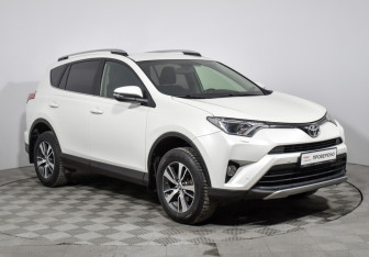 Подержанный автомобиль Toyota RAV4 2017 года (3 фото)