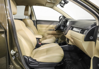 Подержанный автомобиль Mitsubishi Outlander 2020 года (22 фото)