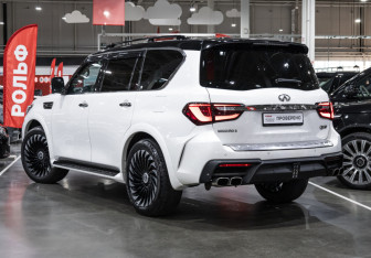Подержанный автомобиль Infiniti QX80 2021 года (11 фото)