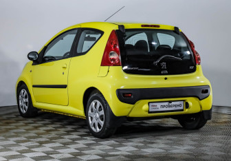 Подержанный автомобиль Peugeot 107 2010 года (7 фото)