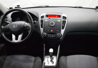Подержанный автомобиль Kia Ceed Wagon 2010 года (14 фото)