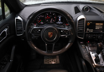 Подержанный автомобиль Porsche Cayenne 2015 года (9 фото)