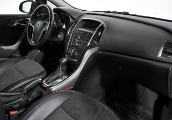 Подержанный автомобиль Opel Astra Hatchback 2012 года (13 фото)