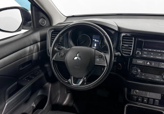 Подержанный автомобиль Mitsubishi Outlander 2018 года (14 фото)