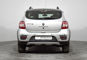 Подержанный автомобиль Renault Sandero 2015 года (6 фото)