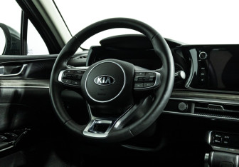 Подержанный автомобиль Kia K5 2020 года (15 фото)