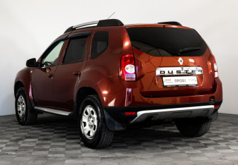 Подержанный автомобиль Renault Duster 2014 года (7 фото)