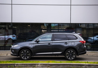 Подержанный автомобиль Mitsubishi Outlander 2021 года (9 фото)