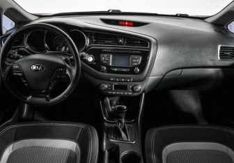 Подержанный автомобиль Kia Ceed Hatchback 2015 года (15 фото)