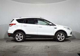 Подержанный автомобиль Ford Kuga 2015 года (4 фото)