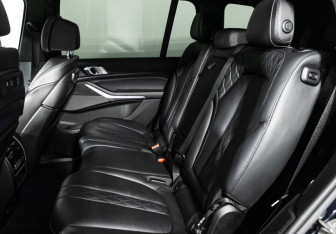 Подержанный автомобиль BMW X7 2021 года (10 фото)