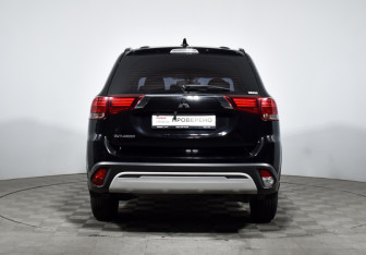 Подержанный автомобиль Mitsubishi Outlander 2022 года (6 фото)