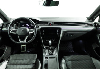 Подержанный автомобиль Volkswagen Passat Sedan 2021 года (13 фото)