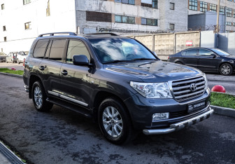 Подержанный автомобиль Toyota Land Cruiser Suv 2008 года (3 фото)