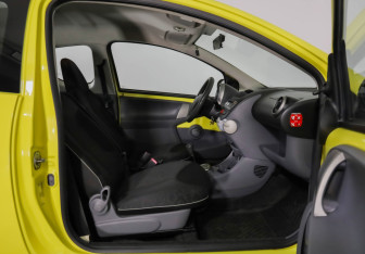 Подержанный автомобиль Peugeot 107 2010 года (18 фото)