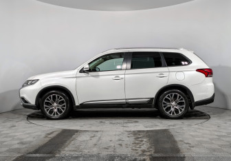 Подержанный автомобиль Mitsubishi Outlander 2017 года (8 фото)