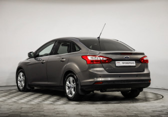 Подержанный автомобиль Ford Focus Sedan 2013 года (7 фото)