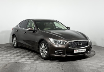 Подержанный автомобиль Infiniti Q50 2015 года (3 фото)