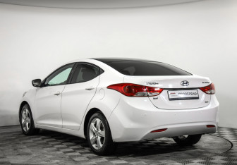 Подержанный автомобиль Hyundai Elantra Sedan 2013 года (7 фото)