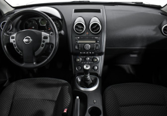 Подержанный автомобиль Nissan Qashqai 2007 года (14 фото)