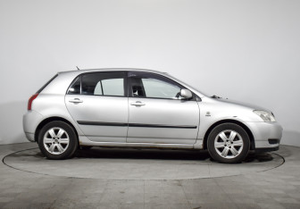 Подержанный автомобиль Toyota Corolla Hatchback 2003 года (4 фото)