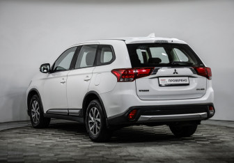 Подержанный автомобиль Mitsubishi Outlander 2017 года (7 фото)