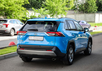 Подержанный автомобиль Toyota RAV4 2021 года (6 фото)