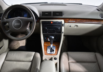 Подержанный автомобиль Audi A4 Sedan 2001 года (14 фото)