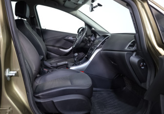 Подержанный автомобиль Opel Astra Hatchback 2012 года (18 фото)