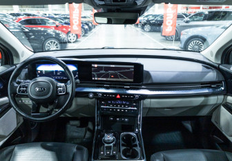 Подержанный автомобиль Kia Carnival 2021 года (33 фото)