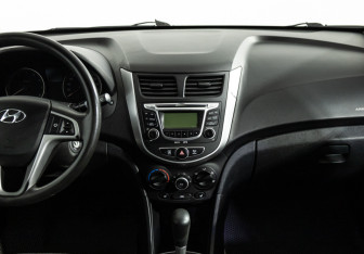 Подержанный автомобиль Hyundai Solaris Sedan 2012 года (14 фото)