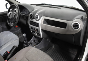 Подержанный автомобиль Renault Logan Sedan 2012 года (12 фото)