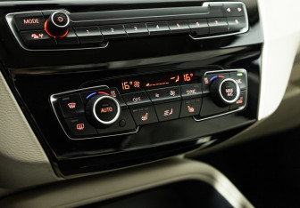Подержанный автомобиль BMW X1 2020 года (18 фото)