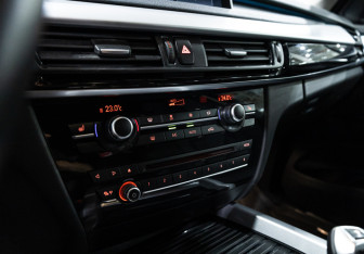 Подержанный автомобиль BMW X5 2018 года (23 фото)