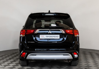 Подержанный автомобиль Mitsubishi Outlander 2021 года (6 фото)
