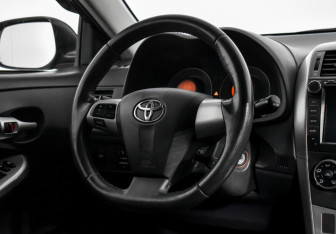 Подержанный автомобиль Toyota Corolla Sedan 2011 года (14 фото)