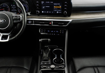Подержанный автомобиль Kia K5 2020 года (17 фото)