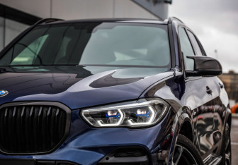 Подержанный автомобиль BMW X5 2021 года (2 фото)